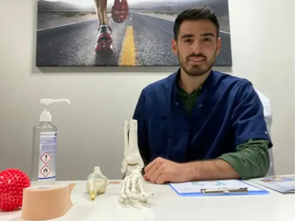 Théo Pasquini à son bureau, cabinet de podologie du sport à Toulon
